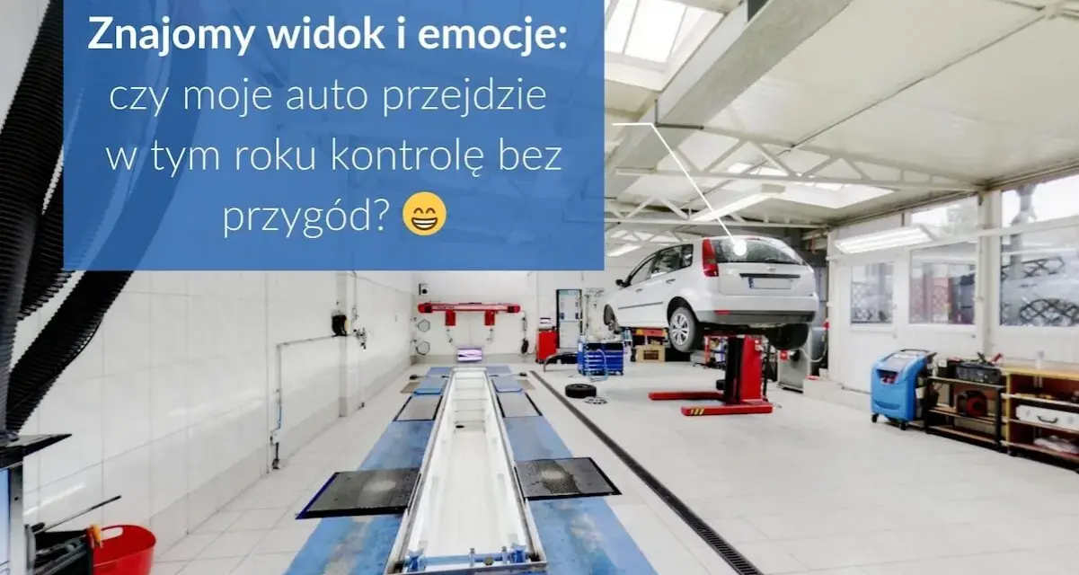 Warsztat samochodowy z podniesionym autem na podnośniku. Zastanawiasz się, ile trwa przegląd samochodu? Spokojnie, wszystko będzie dobrze!