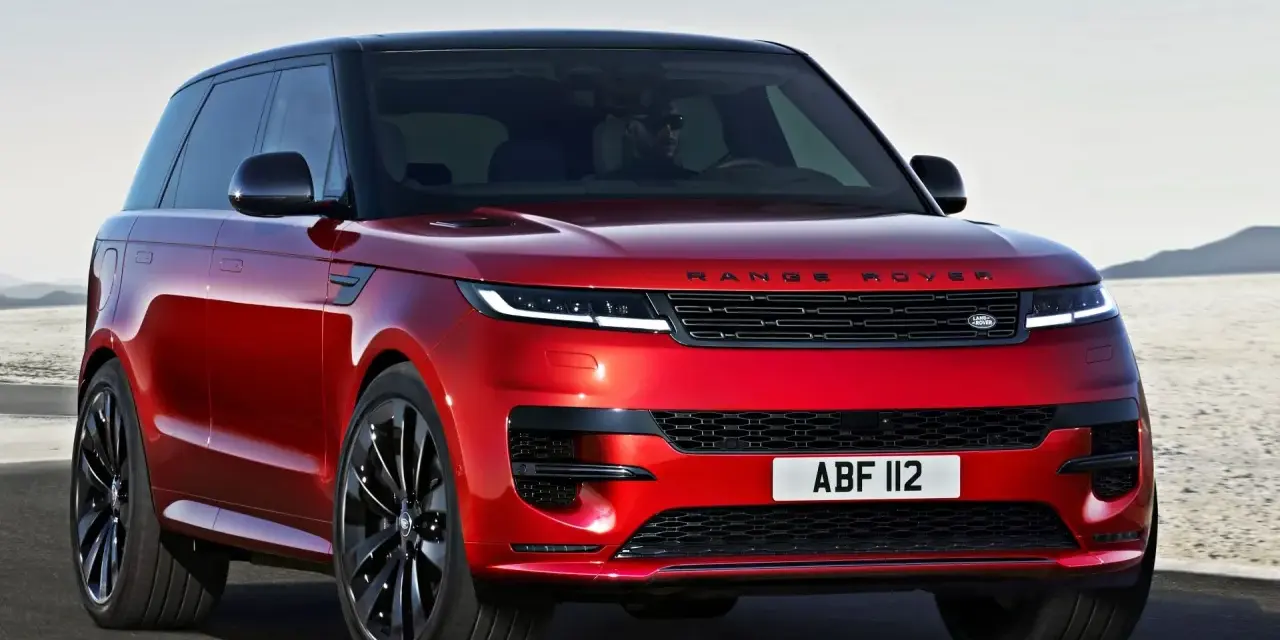 Czerwony Range Rover Sport na drodze. Sprawdź aktualną range rover cena i możliwości tego luksusowego SUV-a.