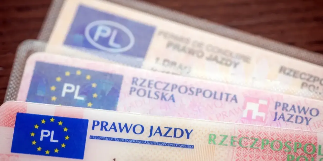 Kilka polskich praw jazdy ułożonych jedno na drugim. Ważność prawa jazdy jest kluczowa dla każdego kierowcy.