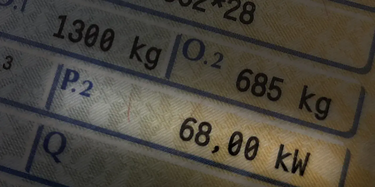 Dokument pojazdu z danymi: 1300 kg, 685 kg, 68,00 kW. To są konie mechaniczne!
