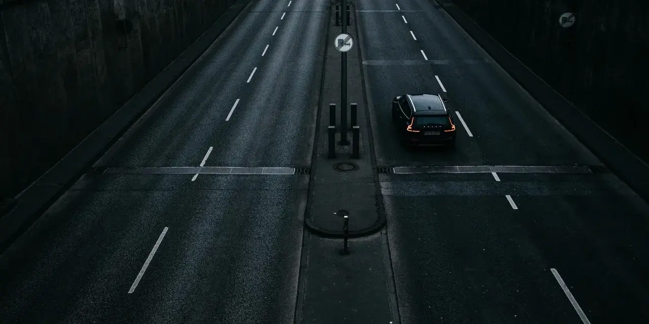 Ile schnie asfalt na zimno? Poznaj ważne czynniki wpływające na czas schnięcia