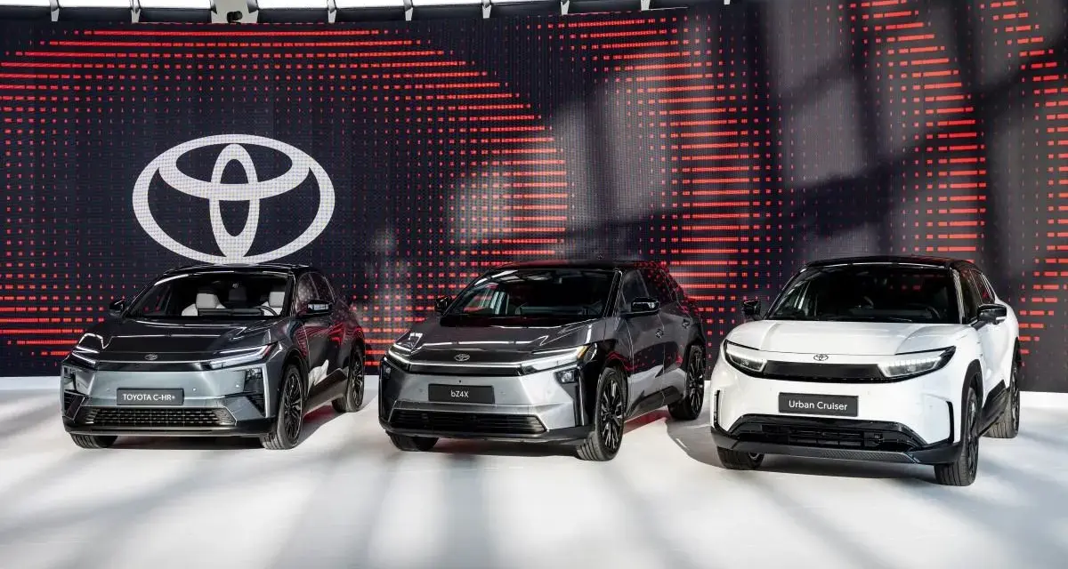 Trzy nowoczesne japońskie marki samochodów: Toyota C-HR+, bZ4X i Urban Cruiser, prezentowane na tle logo Toyoty.