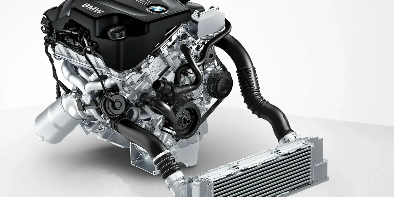 Silnik BMW TwinPower Turbo, model n20, z intercoolerem.