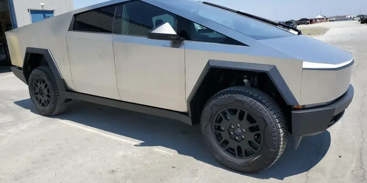 Futurystyczny Tesla Cybertruck na betonowym placu. Zastanawiasz się nad jego tesla cybertruck cena?