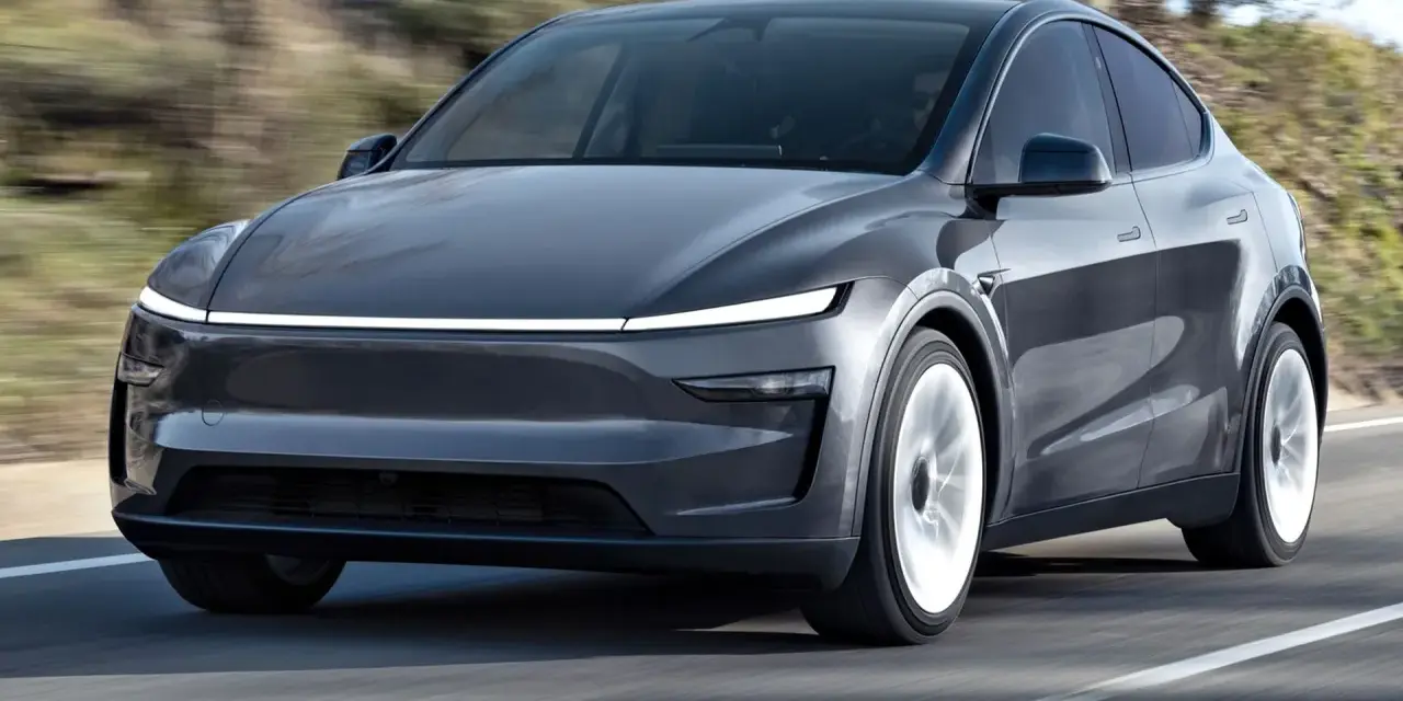 Szary Tesla Model Y w ruchu. Sprawdź aktualną tesla model y cena i możliwości tego elektrycznego SUV-a.