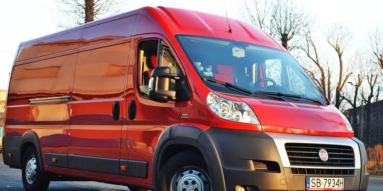 Czerwony Fiat Ducato 2.3 Multijet gotowy do drogi.