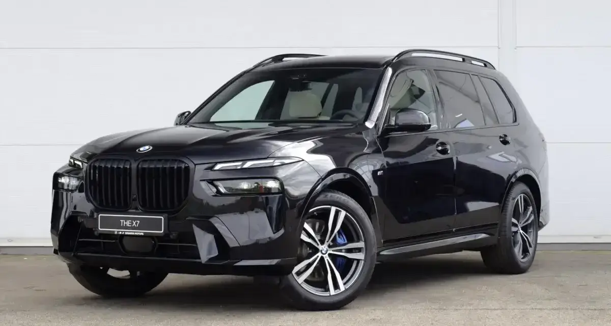 Czarny BMW X7 na tle białej ściany. Sprawdź aktualną bmw x7 cena i dostępne konfiguracje.