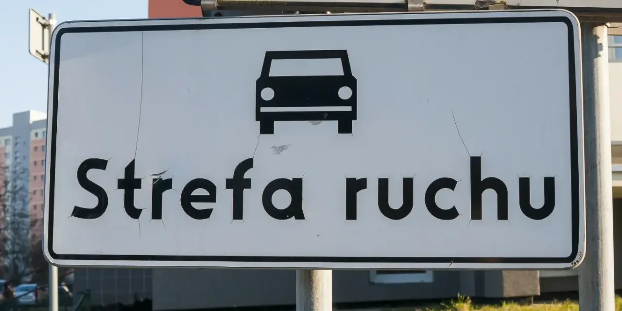 Znak drogowy informuje o wjeździe do strefy ruchu.