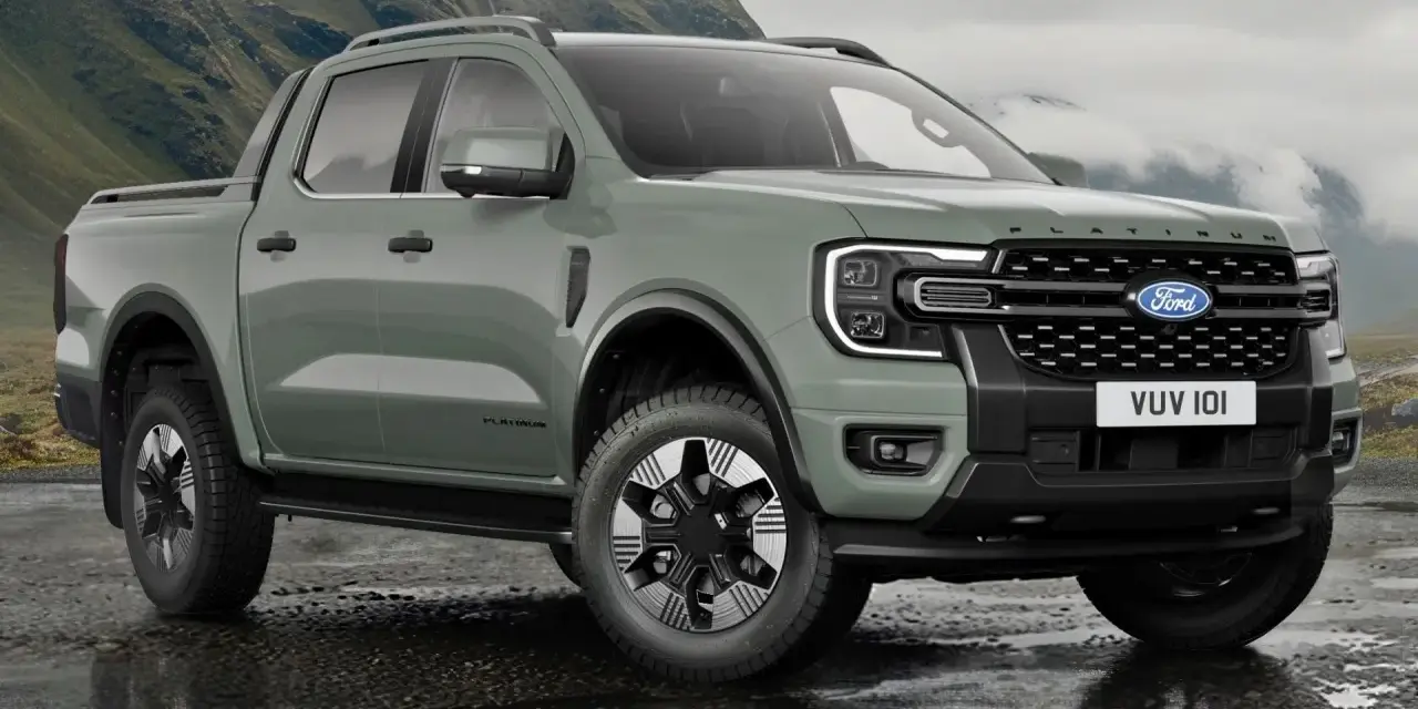 Nowy Ford Ranger Platinum w zielonym kolorze, gotowy na przygodę w górach.