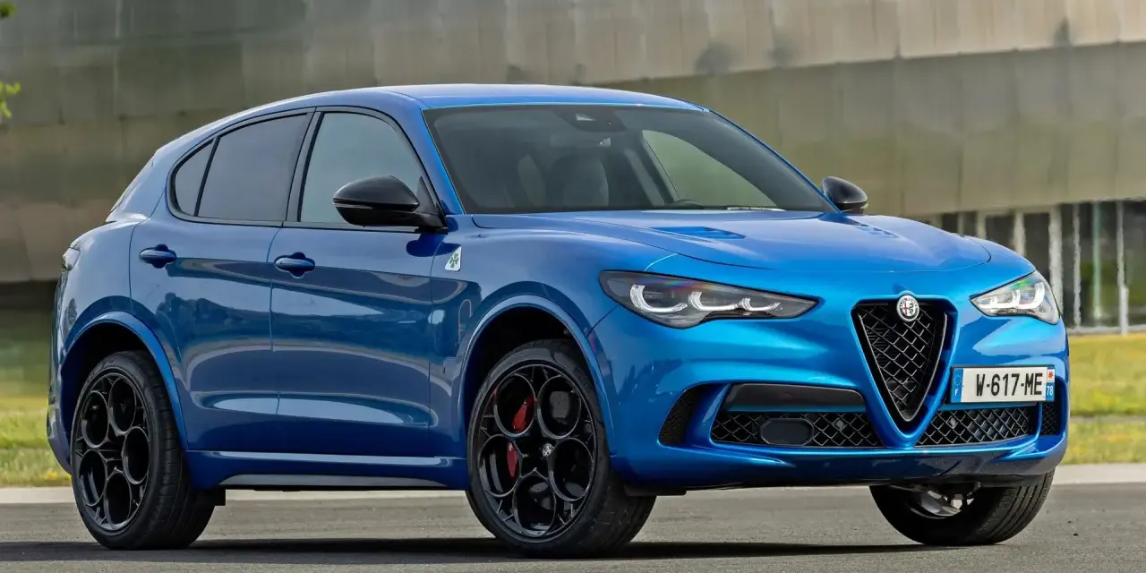 Niebieskie Alfa Romeo Stelvio na czarnych felgach. Sprawdź aktualną alfa romeo stelvio cena i dostępne konfiguracje.