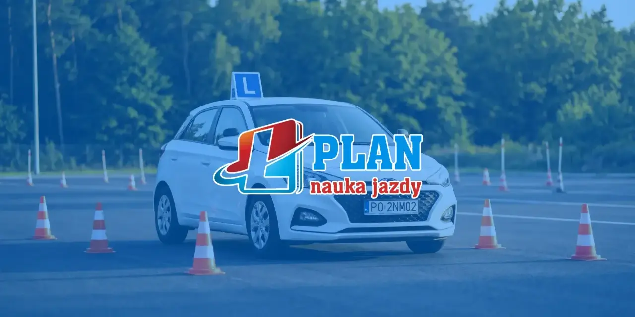 Biały samochód z literą "L" na dachu i pachołkami na placu manewrowym. To idealne miejsce na praktyczny egzamin na prawo jazdy.