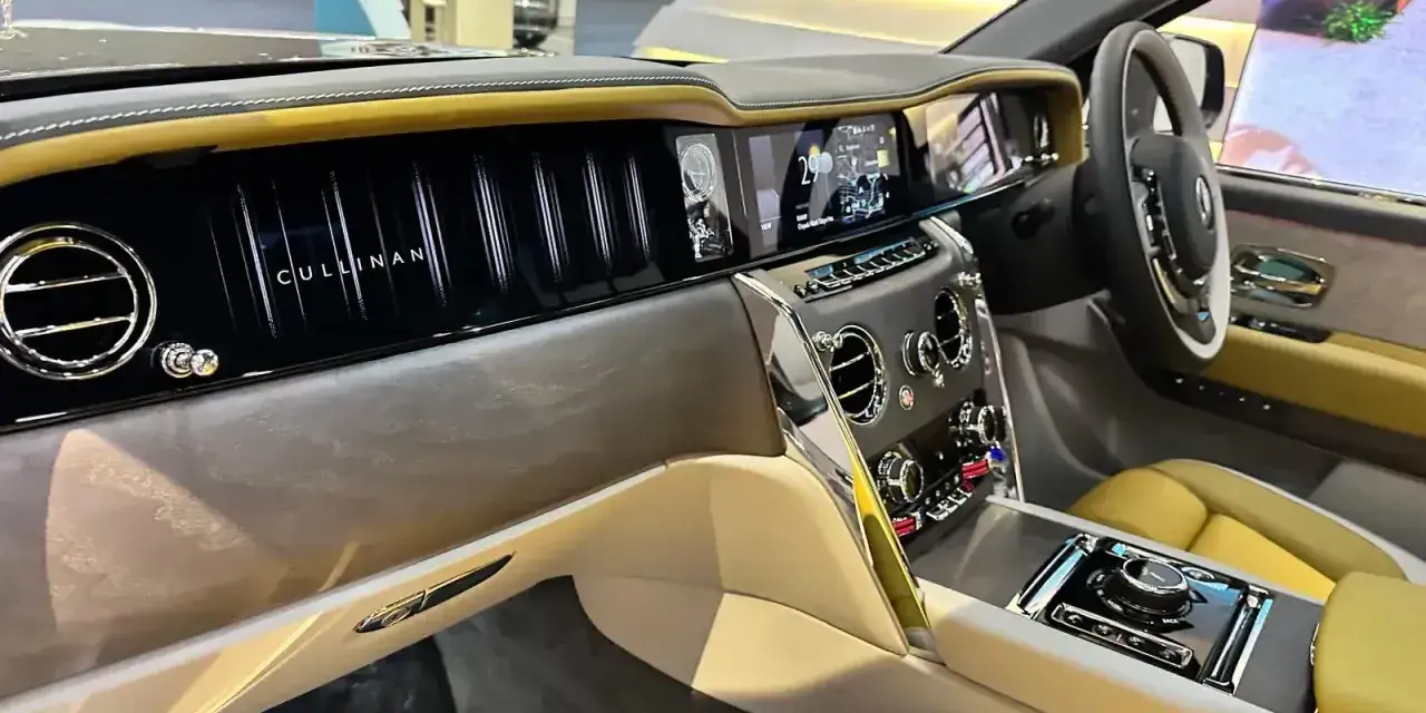 Wnętrze Rolls-Royce Cullinan z żółtymi akcentami. Luksus i komfort, które usprawiedliwiają jego cenę.