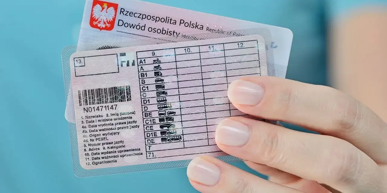Dłoń trzyma polskie prawo jazdy z zaznaczoną kategorią B. Widoczny też dowód osobisty.