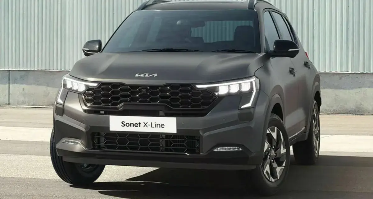 Szary Kia Sonet X-Line z nowoczesnym grillem i światłami LED, gotowy na miejskie przygody.