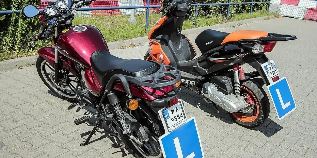Dwa pojazdy, motocykl i skuter, z tabliczkami "L" na błotnikach, gotowe do nauki jazdy. Karta motorowerowa wkrótce będzie ich przepustką.