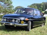 Czarna Tatra 603 lśni na trawie, gotowa na przejażdżkę.
