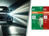 Ciemny samochód z włączonymi światłami drogowymi na drodze. Obok opakowania żarówek OSRAM H1: Ultra Life, Night Breaker, Cool Blue Intense.