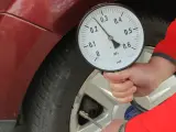 Sprawdzanie ciśnienia w oponach za pomocą manometru. Wskaźnik pokazuje wartość poniżej 0.3 MPa.