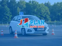 Biały samochód z literą "L" na dachu i pachołkami na placu manewrowym. To idealne miejsce na praktyczny egzamin na prawo jazdy.