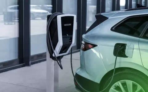 Ładowanie samochodu elektrycznego przy nowoczesnej stacji Heidelberg. Czysta energia dla przyszłości.