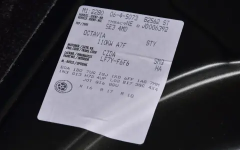 Naklejka z danymi pojazdu, w tym kod silnika po VIN: Octavia 110kW A7F, kod silnika CZDA, LF7Y-F6F6.