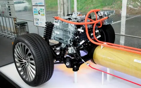 Silnik wodorowy z pomarańczowymi przewodami i zbiornikiem paliwa. To przyszłość motoryzacji, czysta energia napędowa.