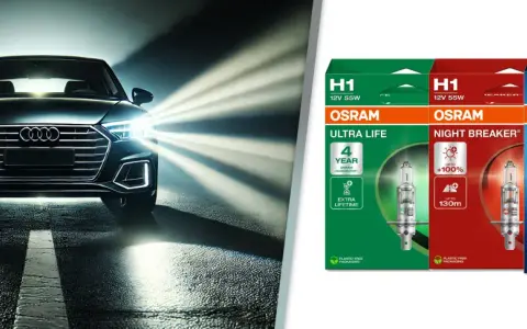 Ciemny samochód z włączonymi światłami drogowymi na drodze. Obok opakowania żarówek OSRAM H1: Ultra Life, Night Breaker, Cool Blue Intense.