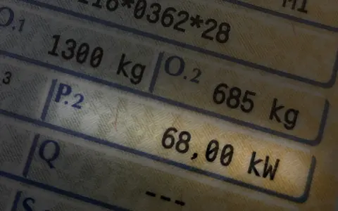 Dokument pojazdu z danymi: 1300 kg, 685 kg, 68,00 kW. To są konie mechaniczne!