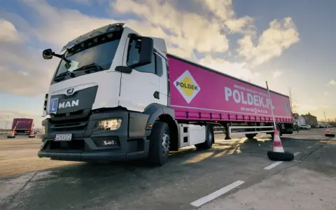 Ciężarówka MAN z naczepą Poldek, idealna do zdobycia prawa jazdy na ciężarówkę.
