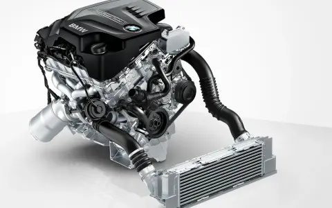 Silnik BMW TwinPower Turbo, model n20, z intercoolerem.