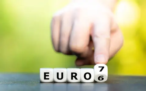 Dłoń przesuwa kostkę z cyfrą 7, tworząc napis "EURO 6".