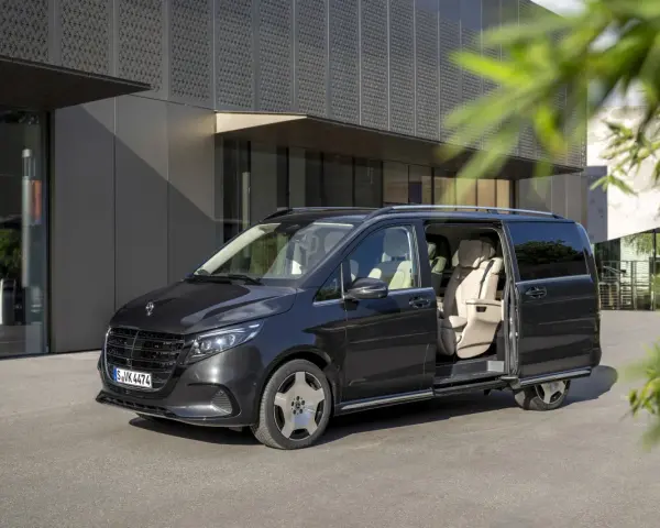 Ciemnoszary Mercedes-Benz Klasa V z otwartymi drzwiami, widoczne jasne fotele.