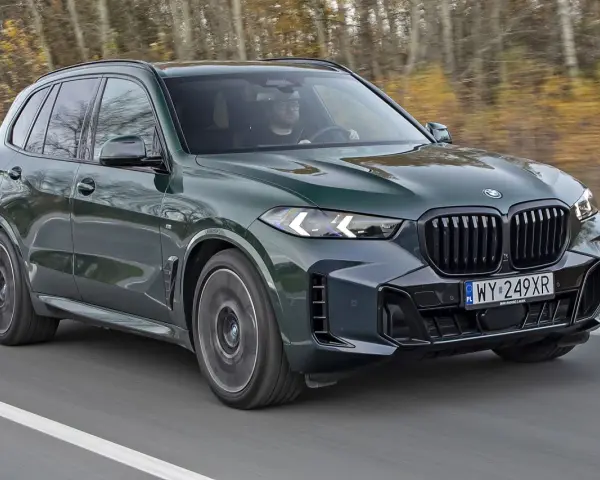Zielony BMW X5 w ruchu. Sprawdź aktualną bmw x5 cena i ciesz się jazdą.