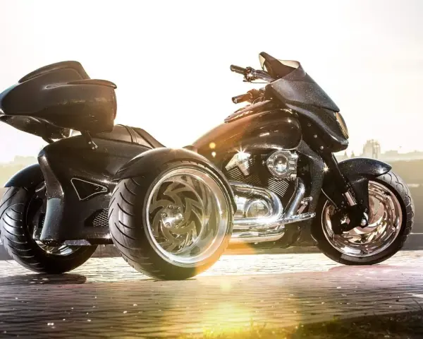 Stylowe motocykle trójkołowe na kat B. Błyszczące, czarne, z chromowanymi felgami, gotowe na podbój miasta.