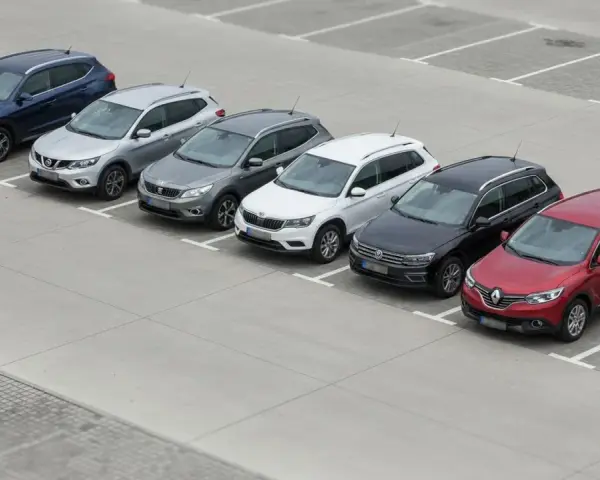 Rząd siedmiu SUV-ów zaparkowanych na placu.
