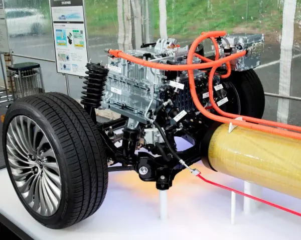 Silnik wodorowy z pomarańczowymi przewodami i zbiornikiem paliwa. To przyszłość motoryzacji, czysta energia napędowa.