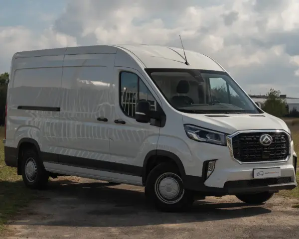 Biały Maxus Deliver 9 zaparkowany na drodze gruntowej, gotowy do transportu.