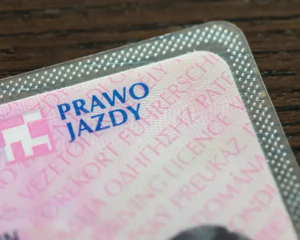 Nowe prawo jazdy z unijnym symbolem i wielojęzycznymi napisami.