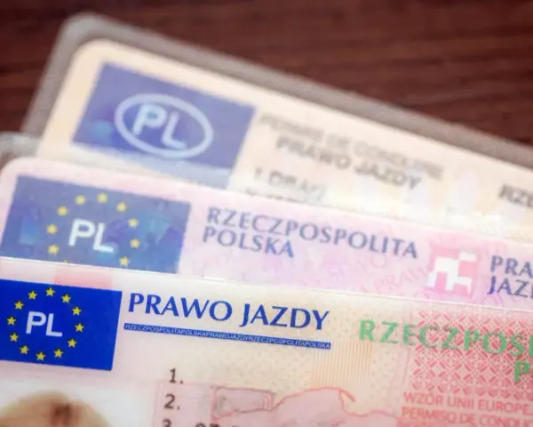 Kilka polskich praw jazdy ułożonych jedno na drugim. Ważność prawa jazdy jest kluczowa dla każdego kierowcy.