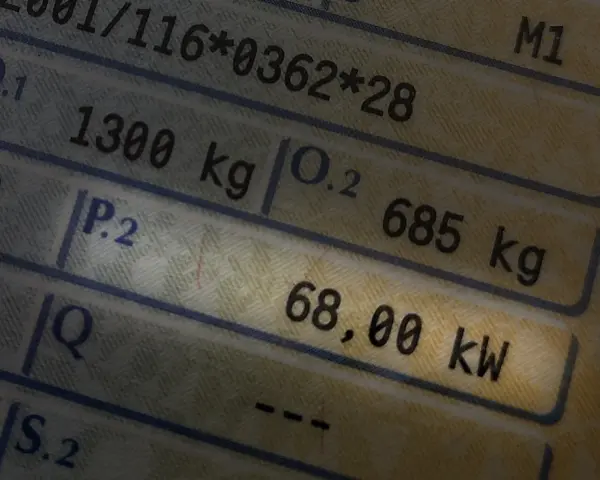 Dokument pojazdu z danymi: 1300 kg, 685 kg, 68,00 kW. To są konie mechaniczne!