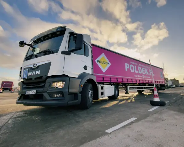 Ciężarówka MAN z naczepą Poldek, idealna do zdobycia prawa jazdy na ciężarówkę.