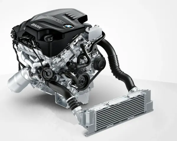 Silnik BMW TwinPower Turbo, model n20, z intercoolerem.