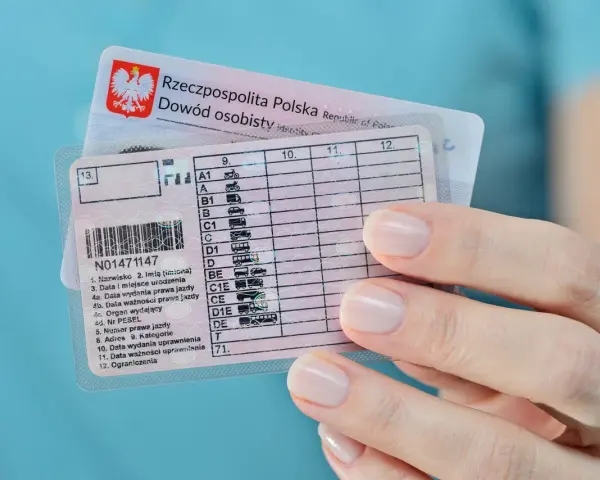 Polskie prawo jazdy kategorii B w rękach kobiety. Dokument potwierdza uprawnienia do kierowania pojazdami.
