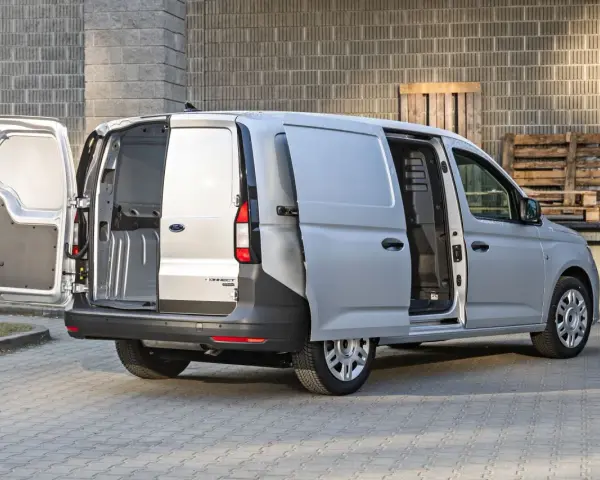 Srebrny Ford Transit Connect z otwartymi drzwiami, widok z tyłu.