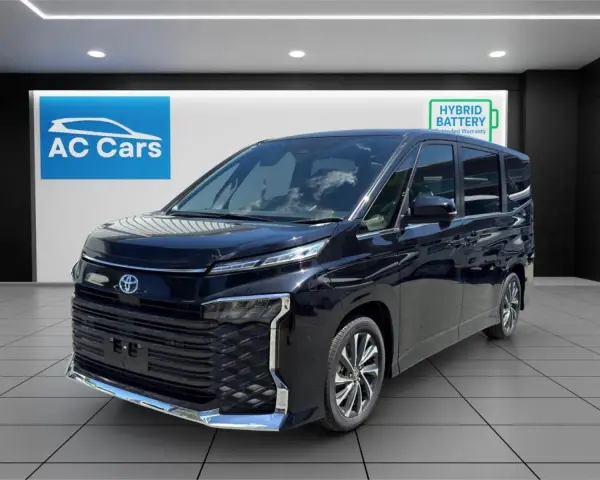 Czarny minivan Toyota Voxy stoi w salonie samochodowym AC Cars.
