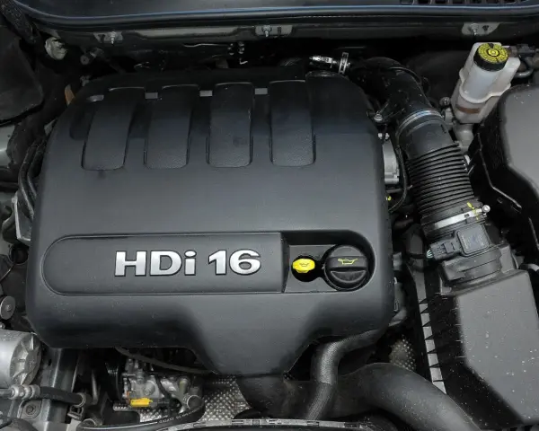 Silnik diesla HDi 16V w samochodzie Peugeot Expert.