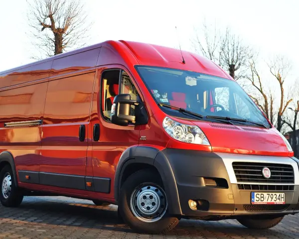 Czerwony Fiat Ducato 2.3 Multijet gotowy do drogi.