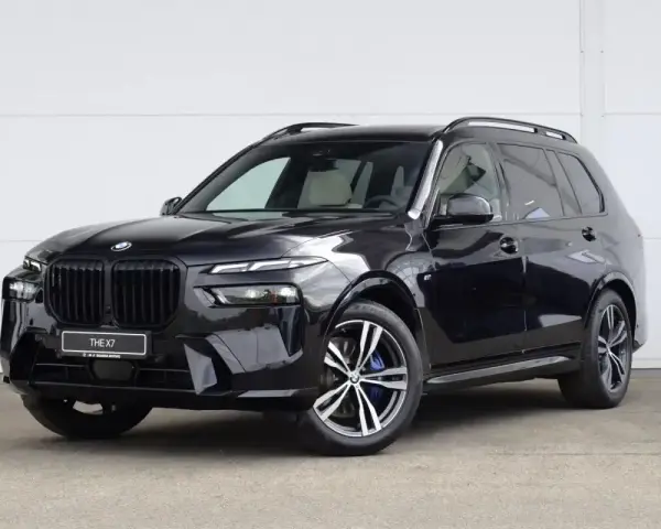 Czarny BMW X7 na tle białej ściany. Sprawdź aktualną bmw x7 cena i dostępne konfiguracje.