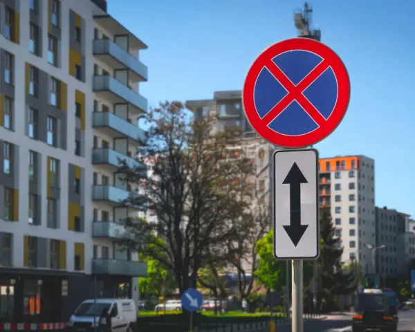 Czy zakaz parkowania dotyczy chodnika? Sprawdź, zanim zaparkujesz