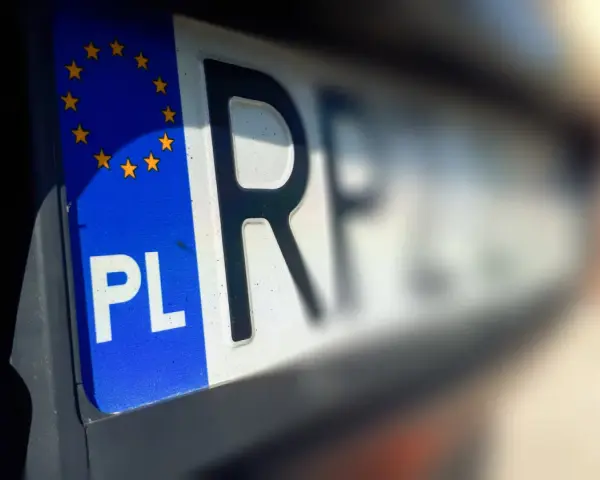 Fragment polskiej tablicy rejestracyjnej z symbolem UE i literami "PL".